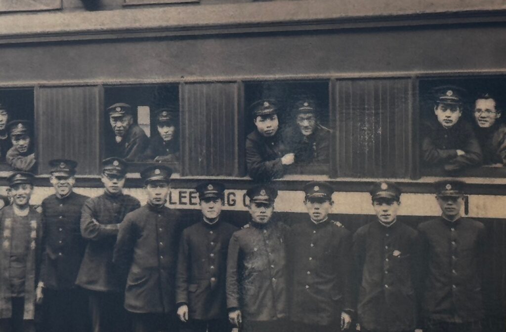 敦賀港行き欧亜連絡国際列車の列車のマイロネフと車掌