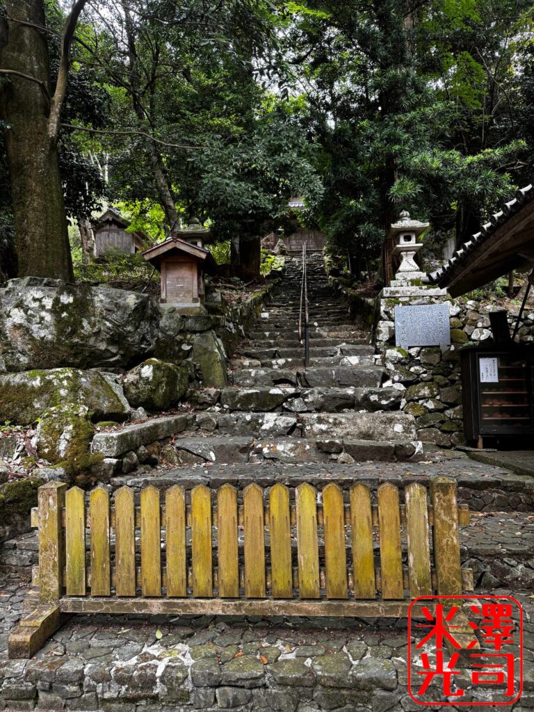 菅浦の須賀神社。日本でも珍しい土足厳禁の神社で、ここから先は裸足で進まなければならない。