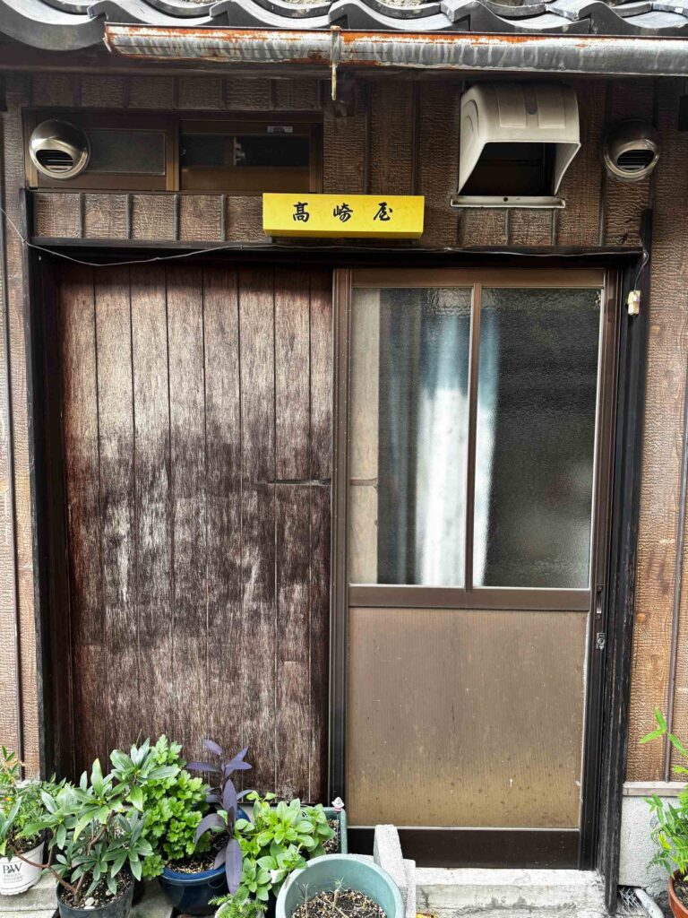長浜の遊郭。高崎屋の文字が残った裏口