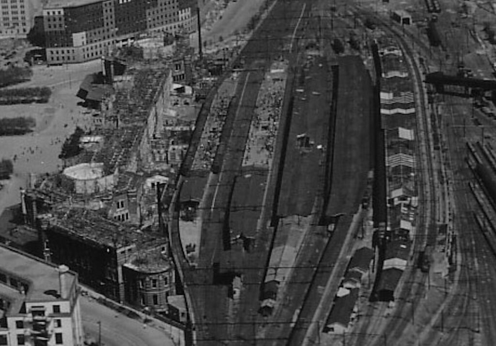 空襲で屋根が焼けたと思われる東京駅のホーム