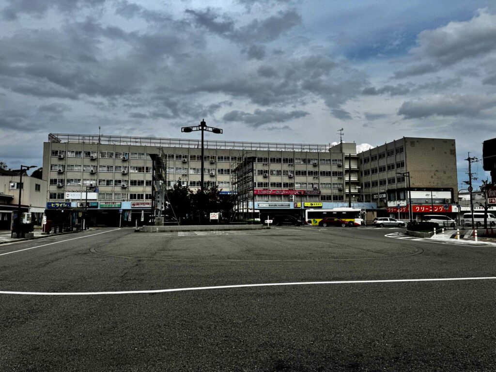 阪和線津久野駅前のUR津久野団地。1階が店舗になっている1号棟の全景。