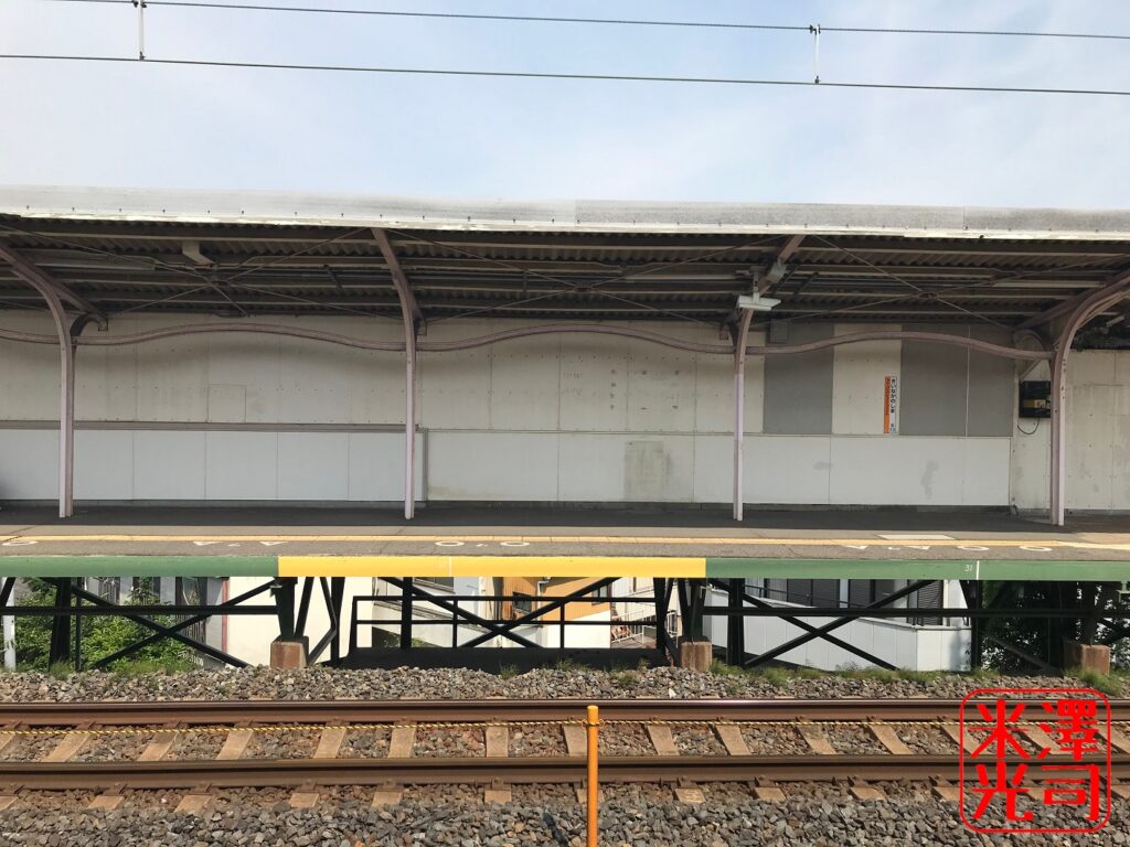 紀伊中ノ島駅阪和線ホームの古レールを使った支柱