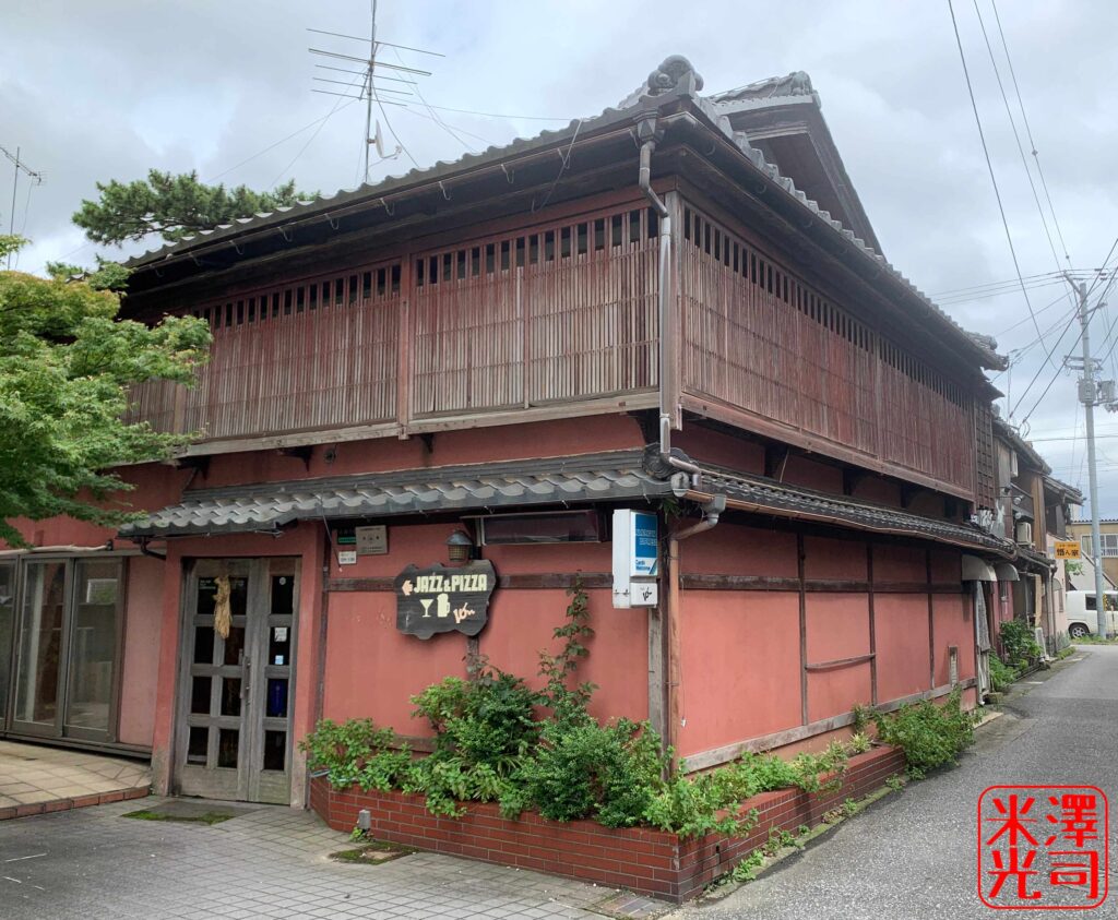 長浜遊郭跡の赤壁ベンガラ格子の旧妓楼。