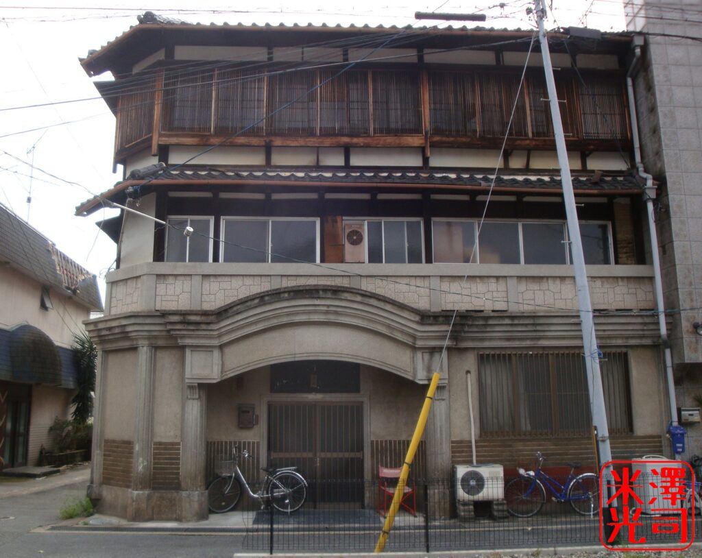 奈良県大和郡山市の東岡町遊郭跡の元妓楼。木造三階建てで一階はコンクリート造り