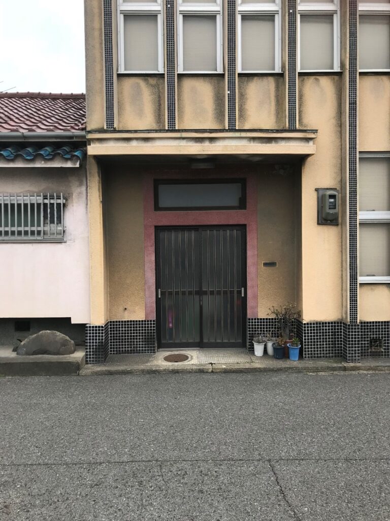 大阪府貝塚市の貝塚遊郭に残る赤線カフェー建築。ピンクと黒のタイルの使い方が艶めかしい。