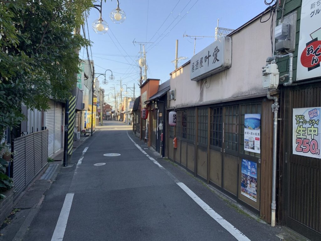 近鉄郡山駅から東岡町への商店街。遊郭へと続く道に飲み屋が並んでいる。